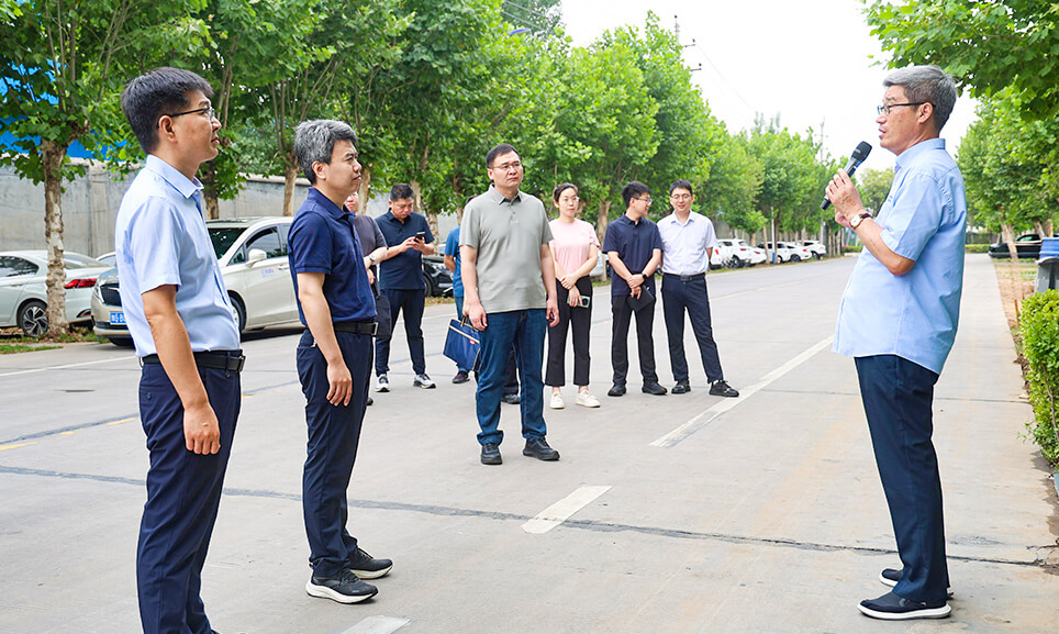 省政府辦公廳政策法規(guī)處處長呂飛科一行蒞臨長城鑄鋼調研指導